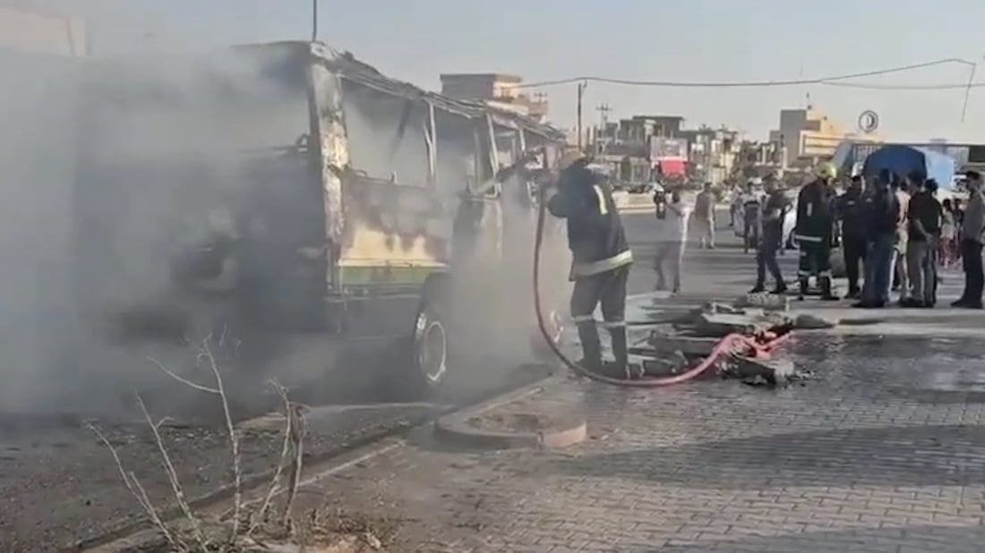 فيديو: سائق ينقذ عائلته بأعجوبة من حريق اندلع في سيارة 