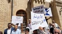 “القشلة ليست للبيع”.. ناشرون ورواد المتنبي يتظاهرون رفضاً لتحويلها إلى مطاعم