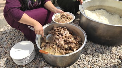 بەخۆشی ئەو بیرەوە وەک جەژن گوندەکە پێکەوە نانیان خوارد