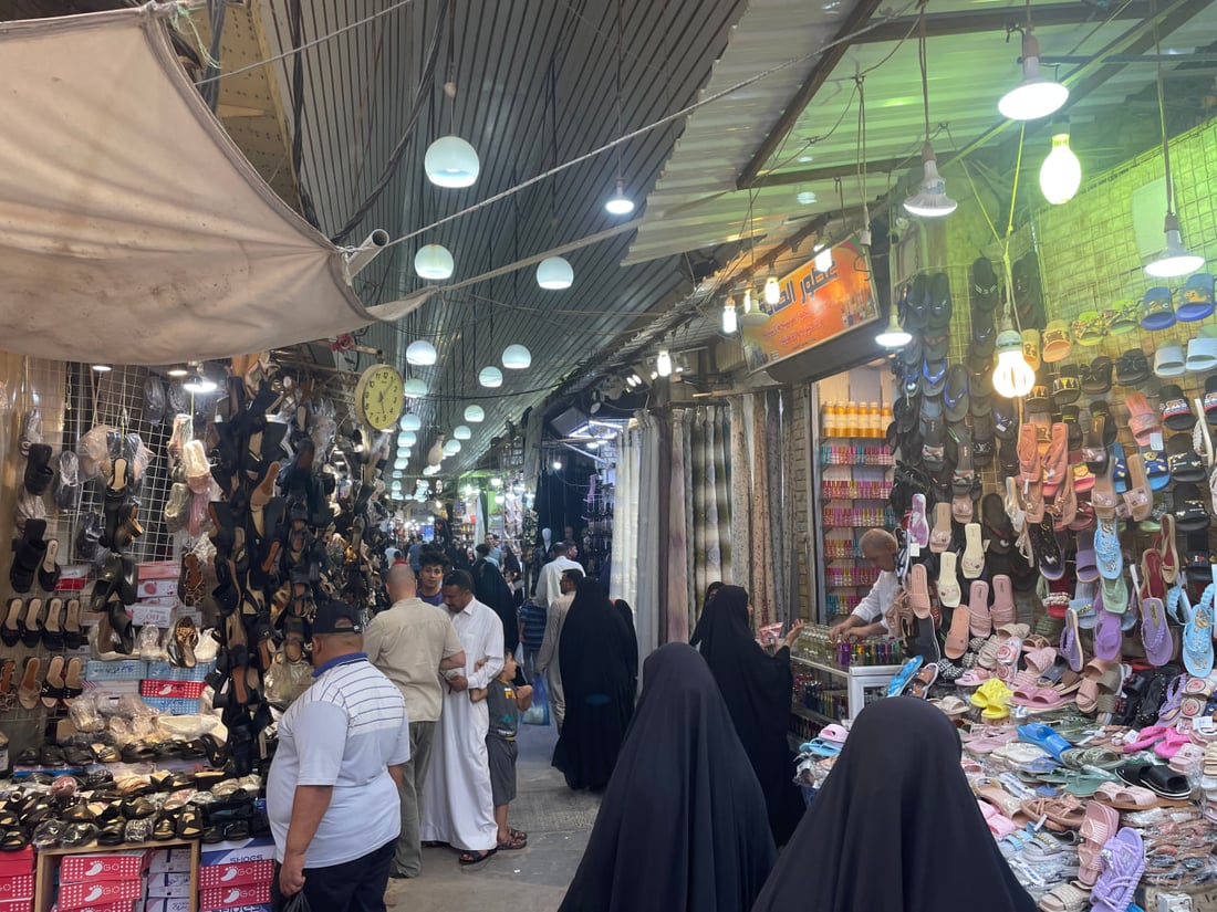 صور من بسطيات شارع الصادق في النجف: بعنا كل البضاعة.. زوار المحافظات حركوا السوق