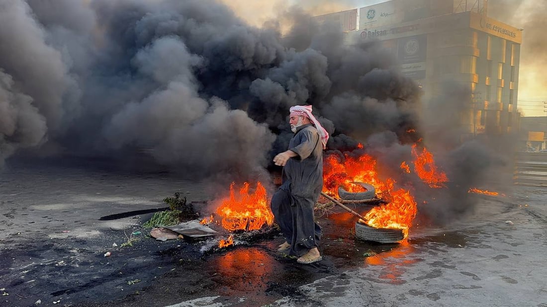 واسط تغلي.. عشيرة “سيف البدري” تقطع شارع بغداد بالإطارات المحترقة (صور)