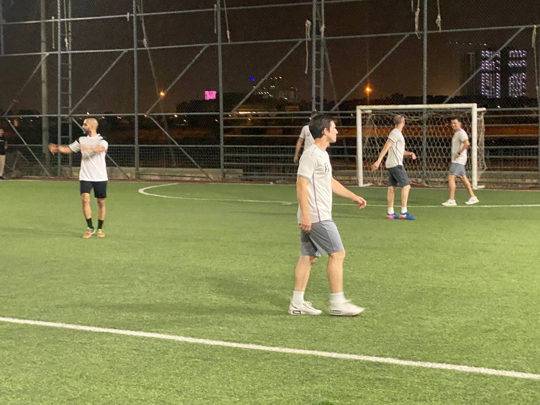 المدرب “كاساس” في زيارة مفاجئة إلى ملعب الشيخ عارف البصري.. وجمهور الكرادة يرحب