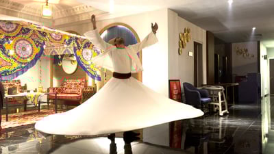 لا نسمع “ضجيج الخلق”.. 4 حركات راقصة يؤديها أتباع جلال الدين الرومي في السليمانية (فيديو)