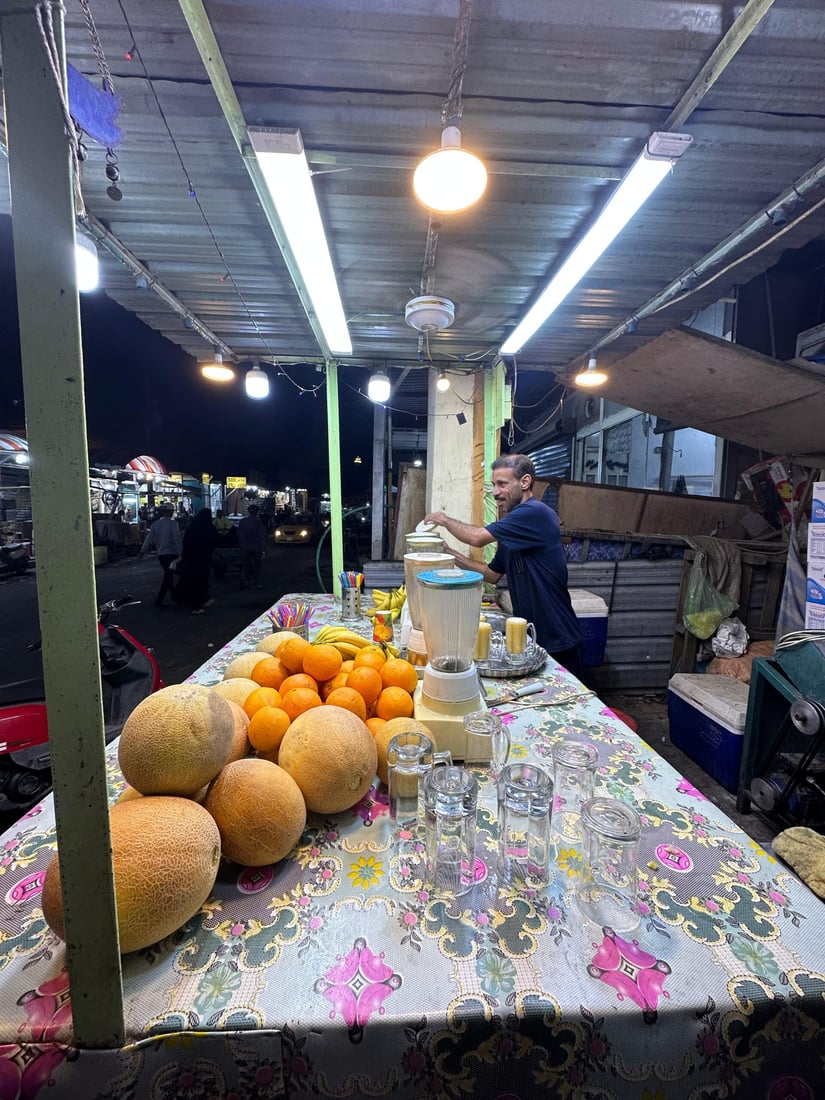 صور من بسطة مسلم الكربلائي في باب الخان: لن أرفع سعر الكأس فوق 500 مهما حصل