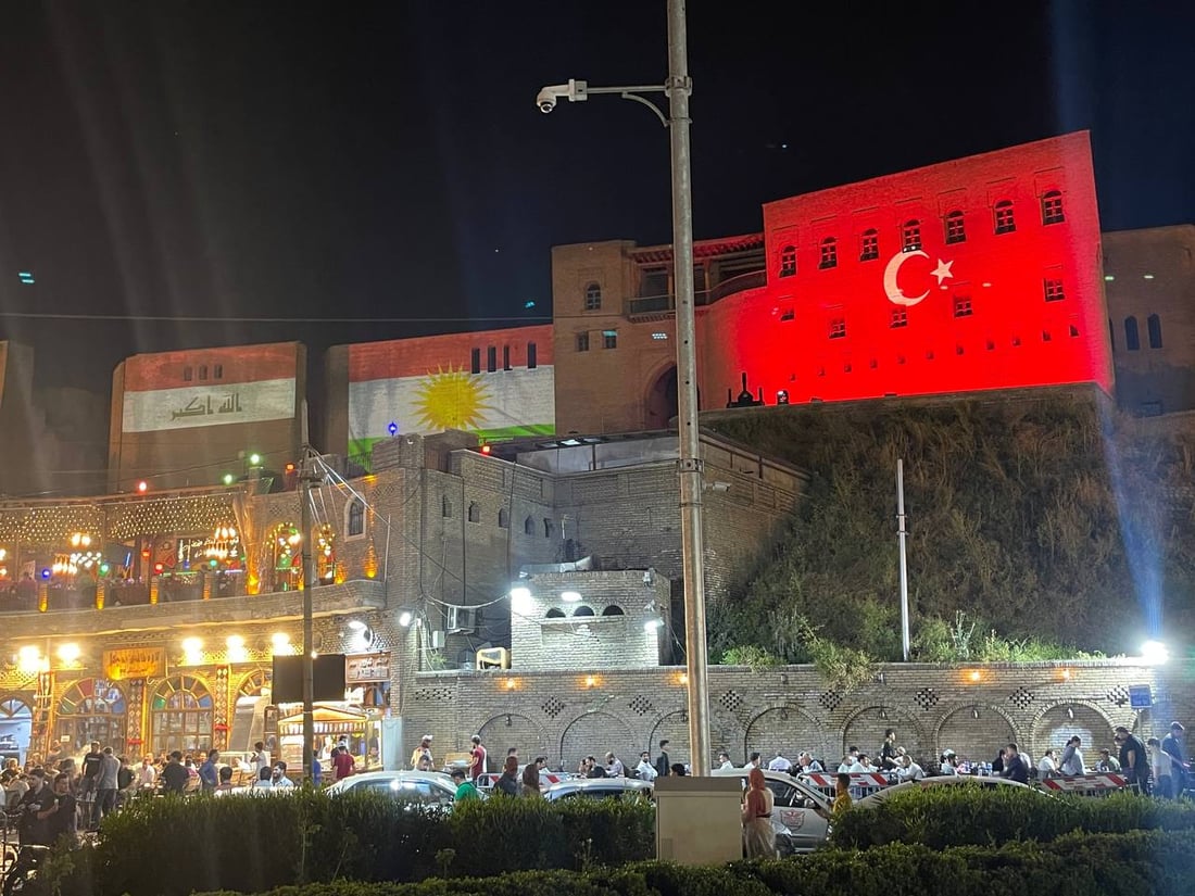 صور: محافظ أربيل يضطر للتوضيح.. القلعة أضيئت بعلم تركيا العملاق مع وصول إردوغان
