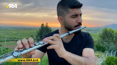 بە فلوتەکەی ئاواز بۆ 964 دەژەنێت