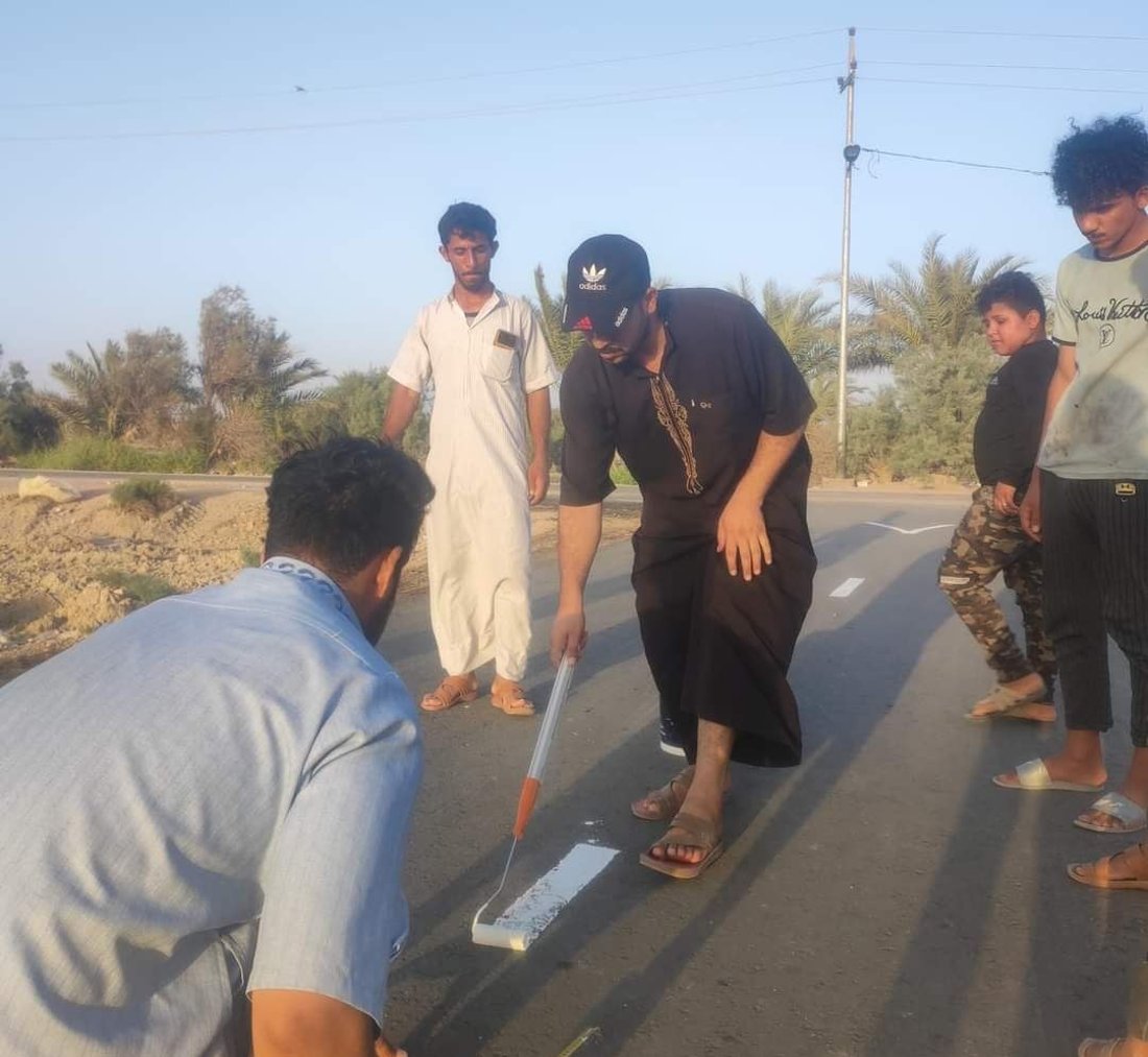 “صفران” المثنى يرسمون الاتجاه والاستدارة في شارع قريتهم وينتظرون الإنارة ليلاً