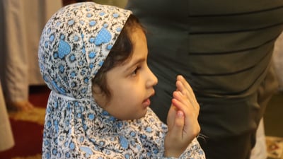 صور من جامع المنتظر في الحرية: كعك وشاي بعد أداء صلاة العيد