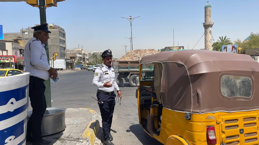 صور من مدينة الصدر: رجال المرور تفرغوا لسقي العطاشى في تقاطع الحمام