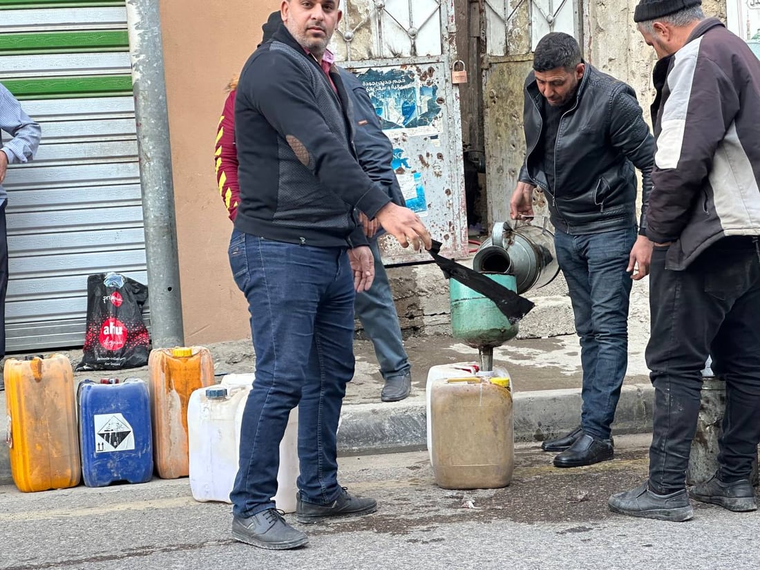 الجدول يؤخر النفط الأبيض عن “الجامع الكبير”.. والحصة تكفي 10 عائلات فقط (صور)