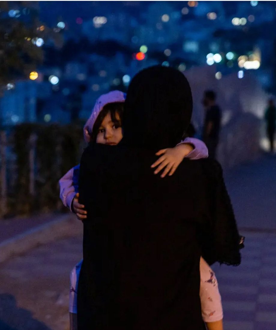 صور إيران ذاك الصباح.. طهران الجميلة بعوائل وأطفال تحت الصدمة