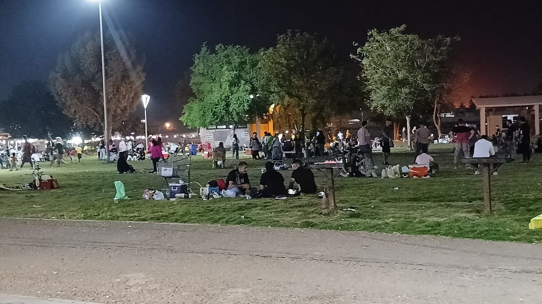 صور: البغداديون استمتعوا في آخر ليلة من العطلة الصيفية وأكلوا المشويات