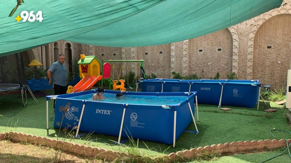 صور: أطفال الأعظمية لا يلعبون في الشوارع.. سباحة ودروس تقوية في “بيت المواهب”