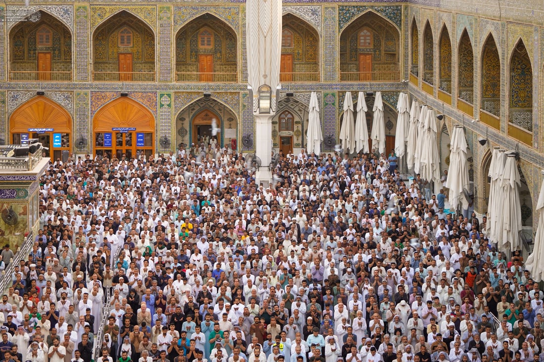 صور من داخل الصحن العلوي بالنجف.. الجموع قدمت لتأدية صلاة العيد