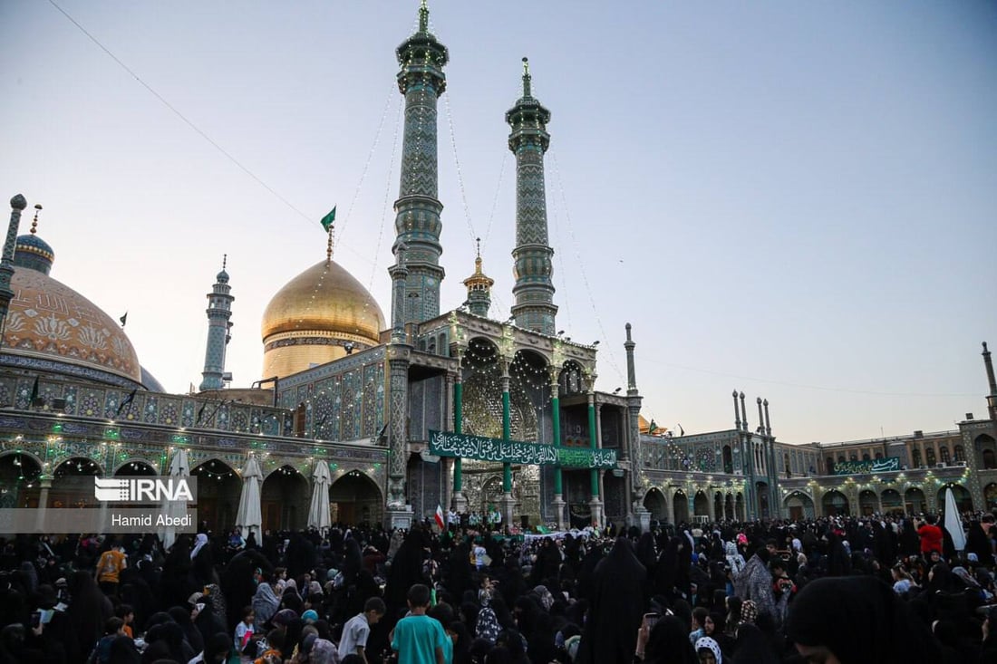 صور من حرم السيدة معصومة.. سيدات إيرانيات يتضرعن بالبكاء لسلامة رئيسي