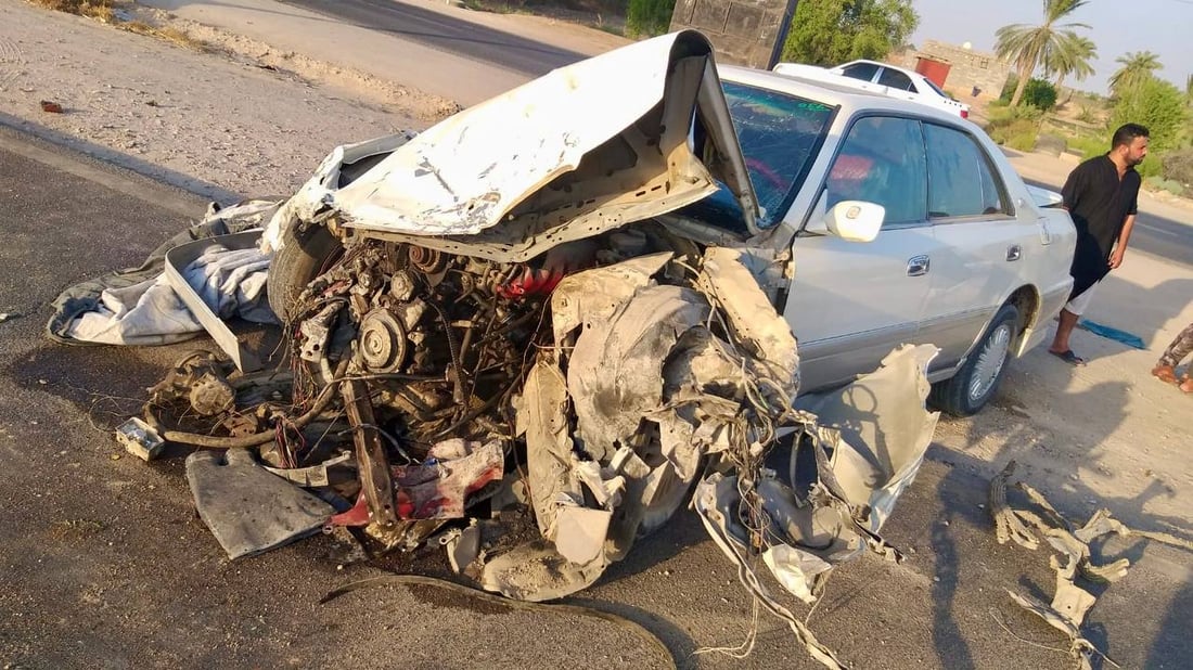 تناثر الرقي على طريق القرنة.. صور: “ملكة” تنحرف وتصدم “كيا” محمّلة