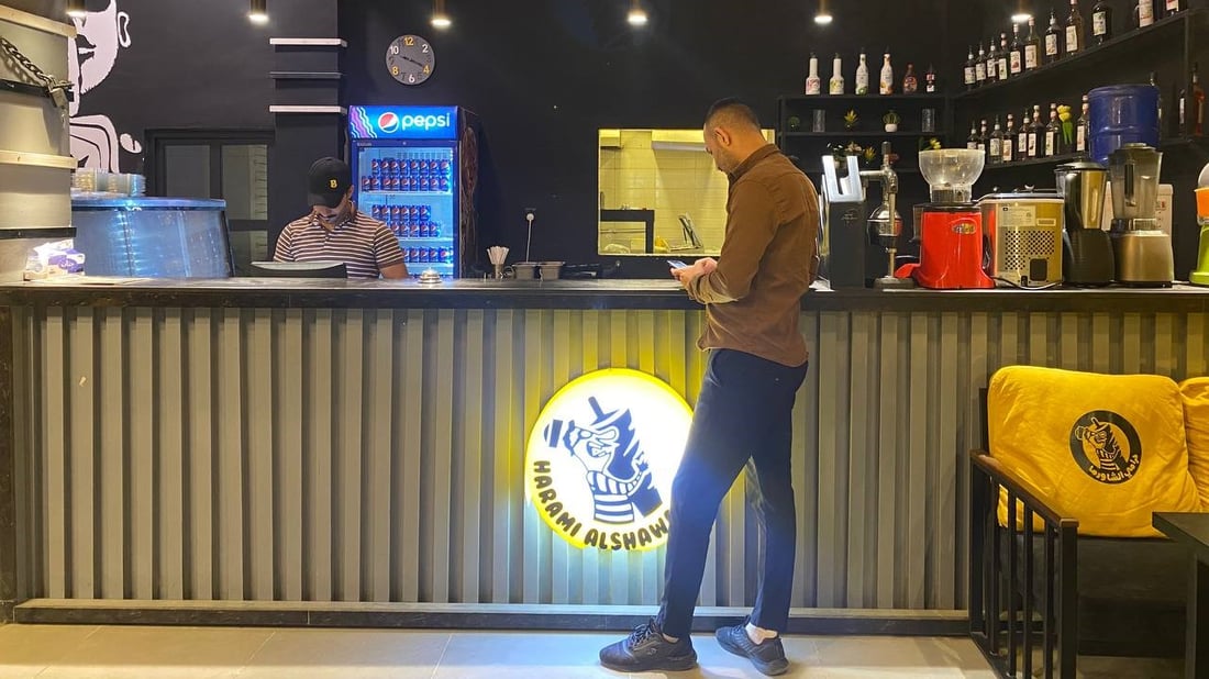 حرامي الشاورما في الغزالية يسرق زبائن غرب بغداد.. الاسم الغريب نصف التسويق (صور)