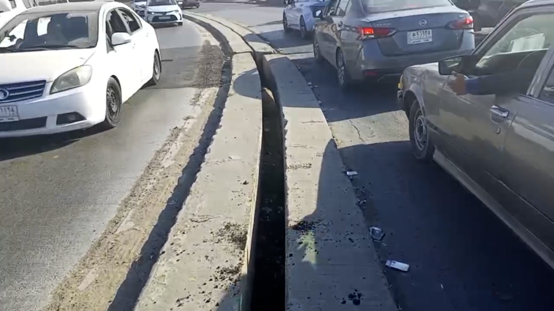 مرحلة صيانة أخرى قادمة.. هكذا تتعثر السيارات على جسر السفارات في بغداد (فيديو)
