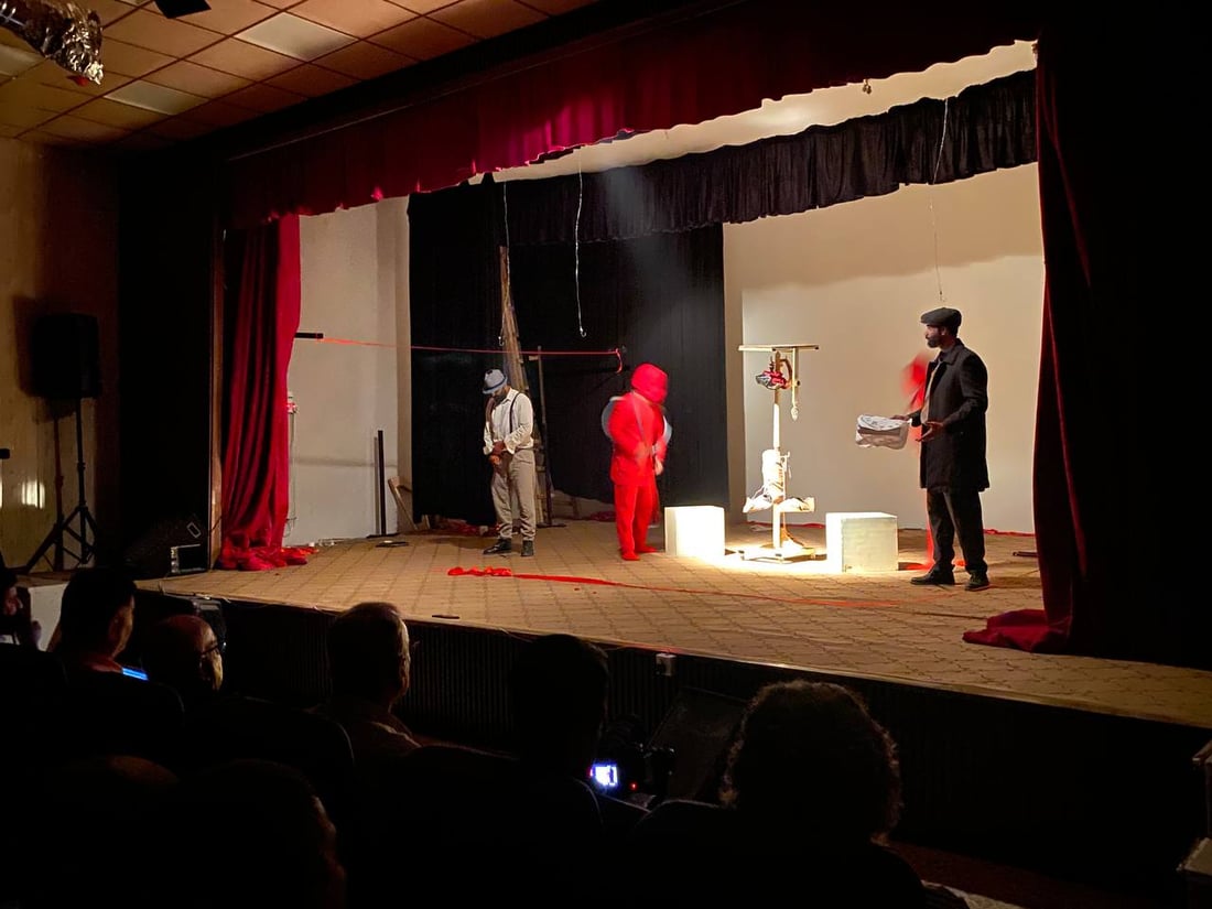 الناصرية: “في انتظار فلاديمير”.. تحاكي “منقذ آخر الزمان” وتثير أسئلة وجودية