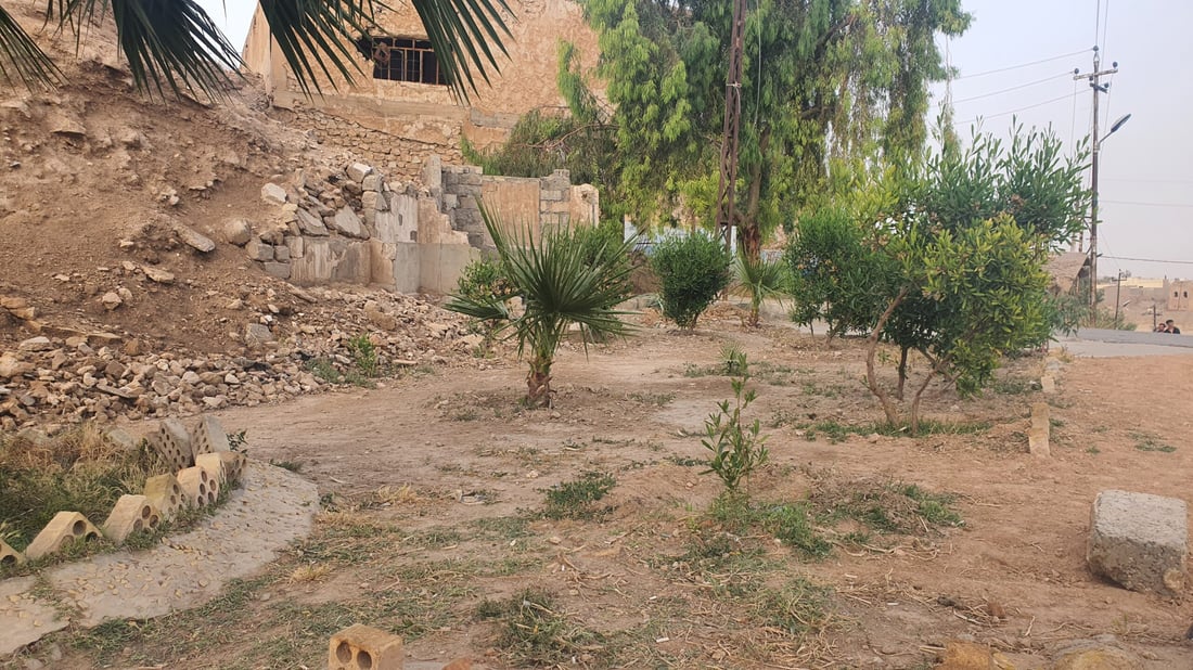 يرعاها كأطفاله.. “نور الدين مراد” يجلب الماء من منزله ويسقي أشجار تلعفر يومياً