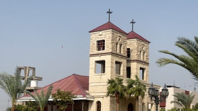 هكذا يصبح العراقي كاهناً.. كلية بابل “تقبل العلمانيين” وشفاعة مار إفرام وروما