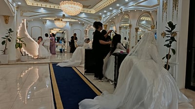بەروارەکەی جوانە و ئاریشتگاکان بەرناکەون