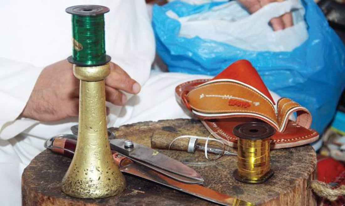 الزبير تصنع “نعل الخرازة” من جلد الجاموس وسعر الزوج يصل إلى 50 ألف دينار (صور)