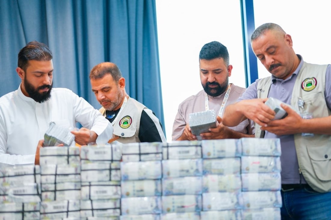 بعثة الحج توزع مبالغ مالية على الحجاج العراقيين في مكة