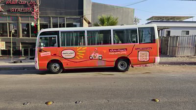 ماتۆڕسوارەكانی تەڵەبات لە ناو پاسێكی فێنک پشوو دەدەن