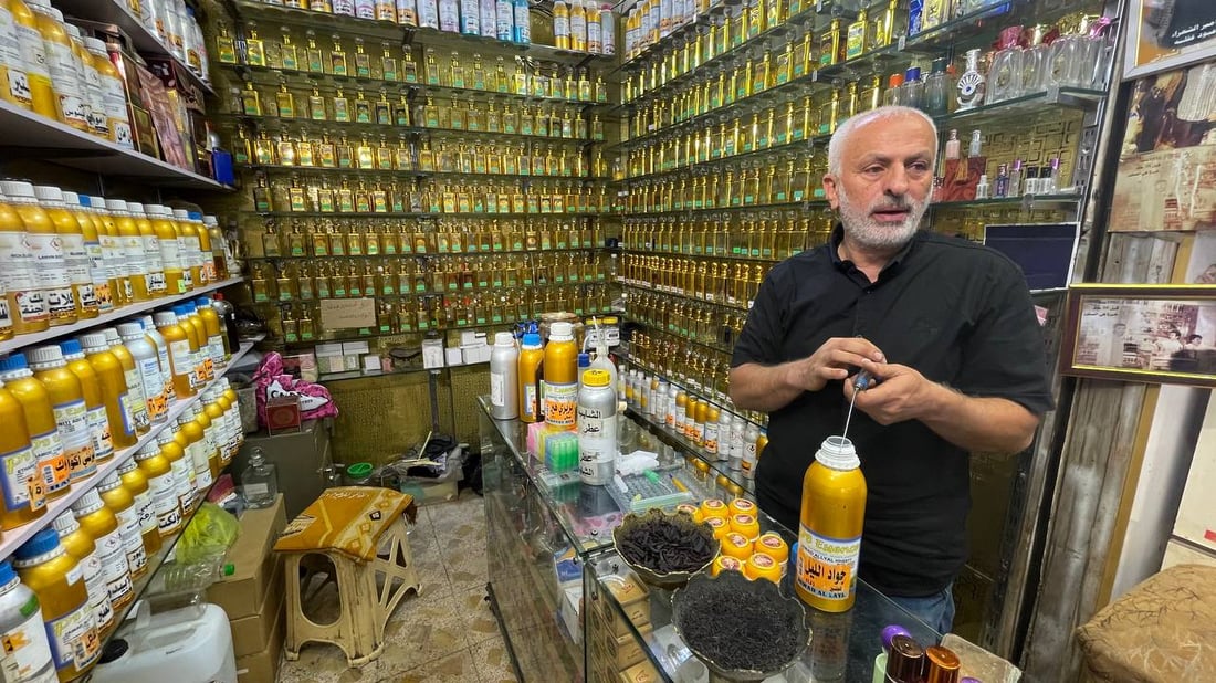 يصدّر خلطة الشايب إلى الخليج.. صور من عطور “عبود غفلة” في سوق النجف الكبير