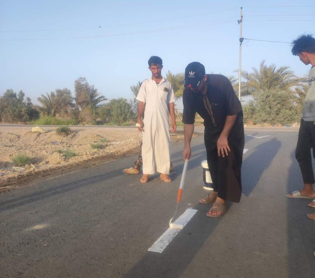 “صفران” المثنى يرسمون الاتجاه والاستدارة في شارع قريتهم وينتظرون الإنارة ليلاً