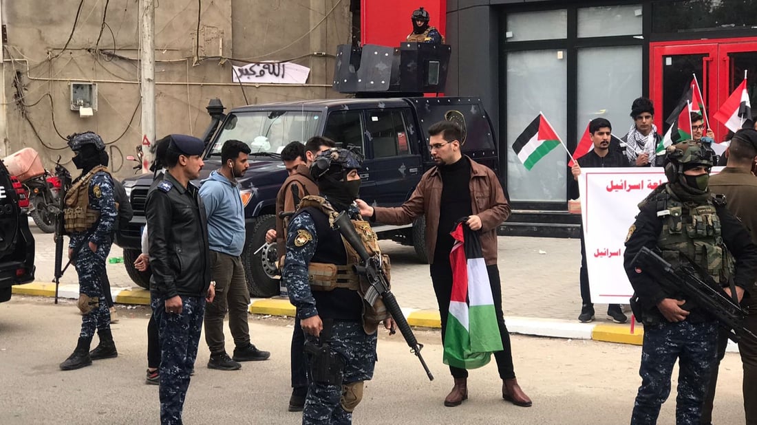 فيديو: المطاعم الأمريكية في بغداد محاطة برجال الأمن خلال مظاهرة احتجاجية