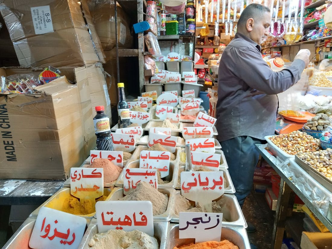 صور من الشورجة وسط بغداد: بهارات “البرياني” الأكثر طلباً قبيل رمضان