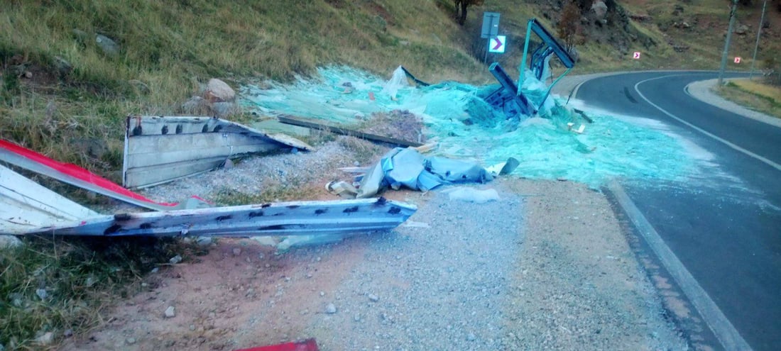 بارهەڵگرێک 13 تۆن شوشەى (جام)ـى لێ کەوتە خوارەوە