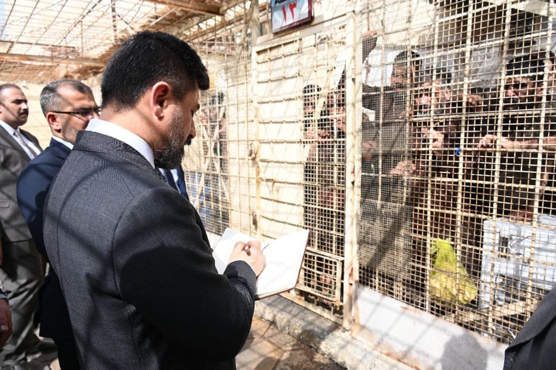صور: حشود من النزلاء يحدثون وزير العدل من خلف قضبان سجن السماوة المركزي