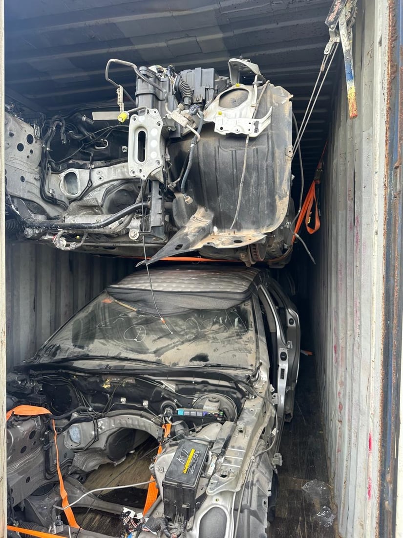 صور: ضبط 25 سيارة “أدوات” في منفذ أم قصر