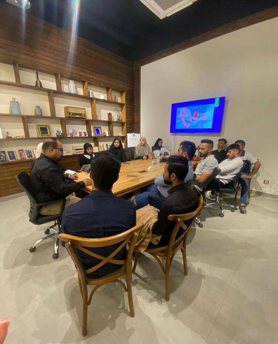 صور: شاب من العمارة يطوف على شباب كربلاء في المقاهي لتدريبهم على أصول الإدارة
