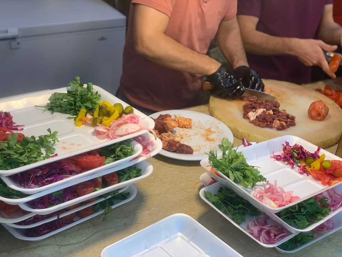 يقصده حتى أهل ربيعة.. مطعم “سليمان” الأشهر في زمار يبيع 200 دجاجة يومياً (صور)