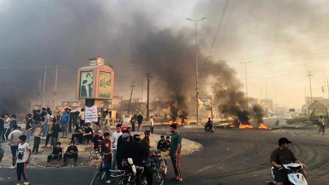 صور: غلق شوارع الديوانية بالإطارات المحترقة احتجاجاً على تردي الكهرباء