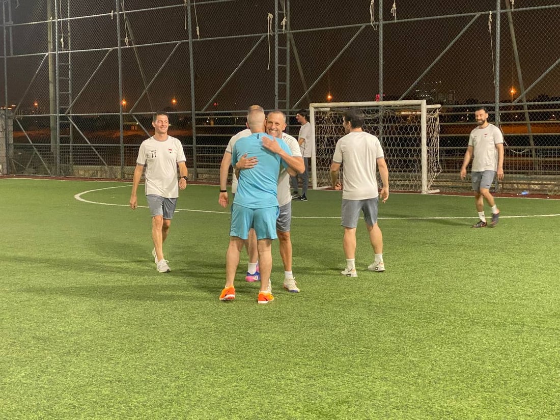 المدرب “كاساس” في زيارة مفاجئة إلى ملعب الشيخ عارف البصري.. وجمهور الكرادة يرحب