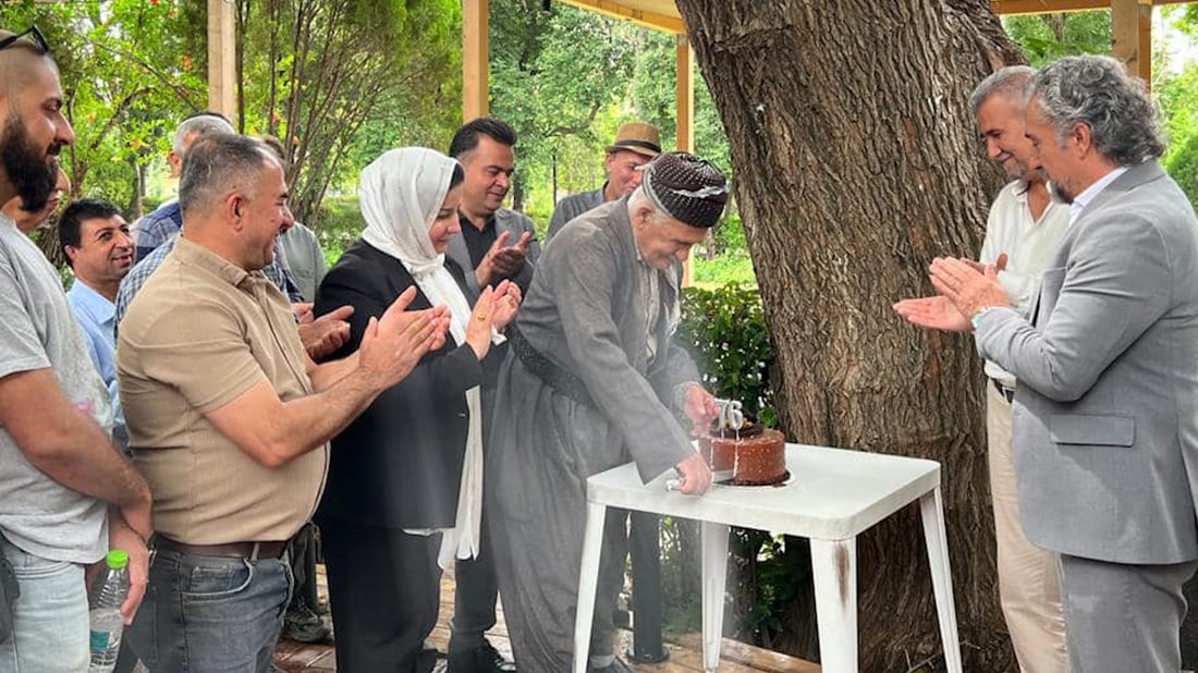 دیمەنی داگیرساندنی مۆمی 76 ساڵەی درەختێک لە باخی گشتی سلێمانی.وێنە.شارەوانی سلێمانی