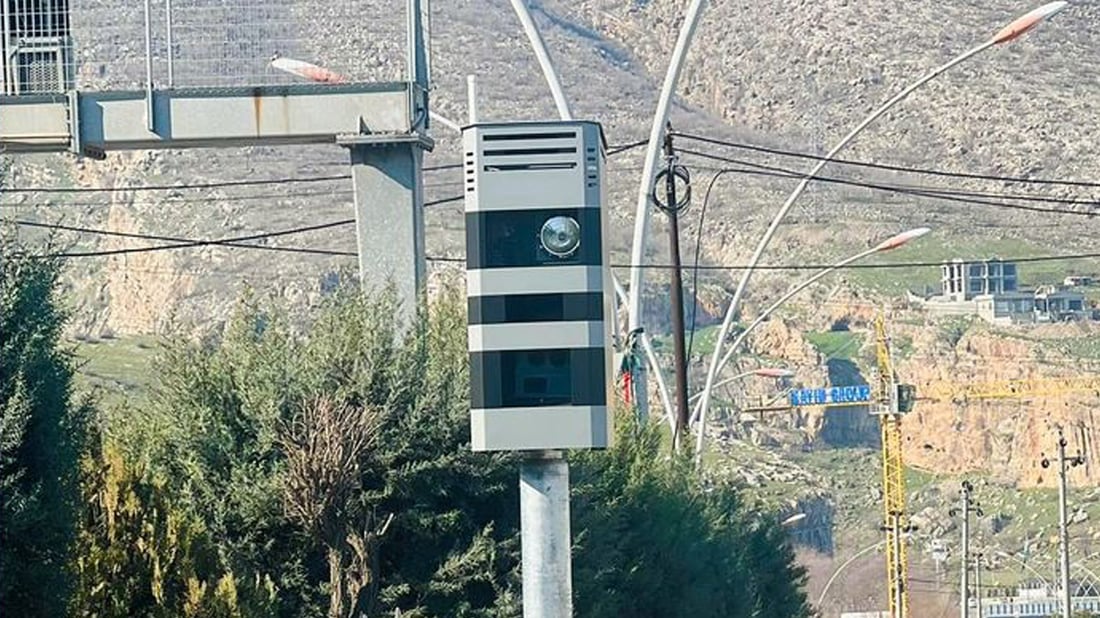 لە شەقامێکی سۆران کامێرای تۆمارکردنی تیژڕۆیی ئۆتۆمبێل دەخرێتەکار