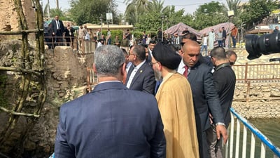 الحكيم يتأمل نواعير هيت وسعيد بأول زيارة للمدينة (صور)