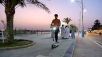 فيديو: السكوتر يغزو كورنيش الفلوجة.. الولع أصاب الفتيات...