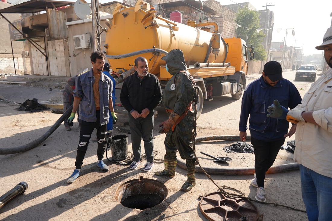 صور: غواصو البصرة “مجبرون” على الغطس في المجاري والراتب 170 ألفاً فقط!