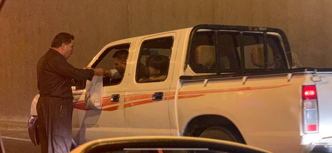 صور مؤثرة من أربيل قبل قليل: السائق يبكي.. والمارّة يجمعون له المال