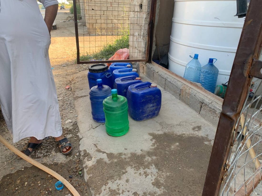 الإسالة ملوثة وتأتي مرة في الأسبوع.. أهالي “الشيحة” يشترون المياه للشرب (صور)