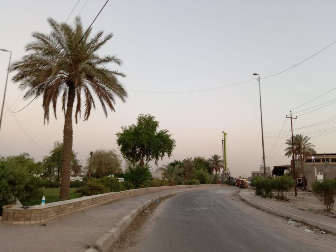 الجهد الحكومي يعود إلى مجسر الفضيلية بعد فض الاشتباك مع الماء والكهرباء (فيديو)