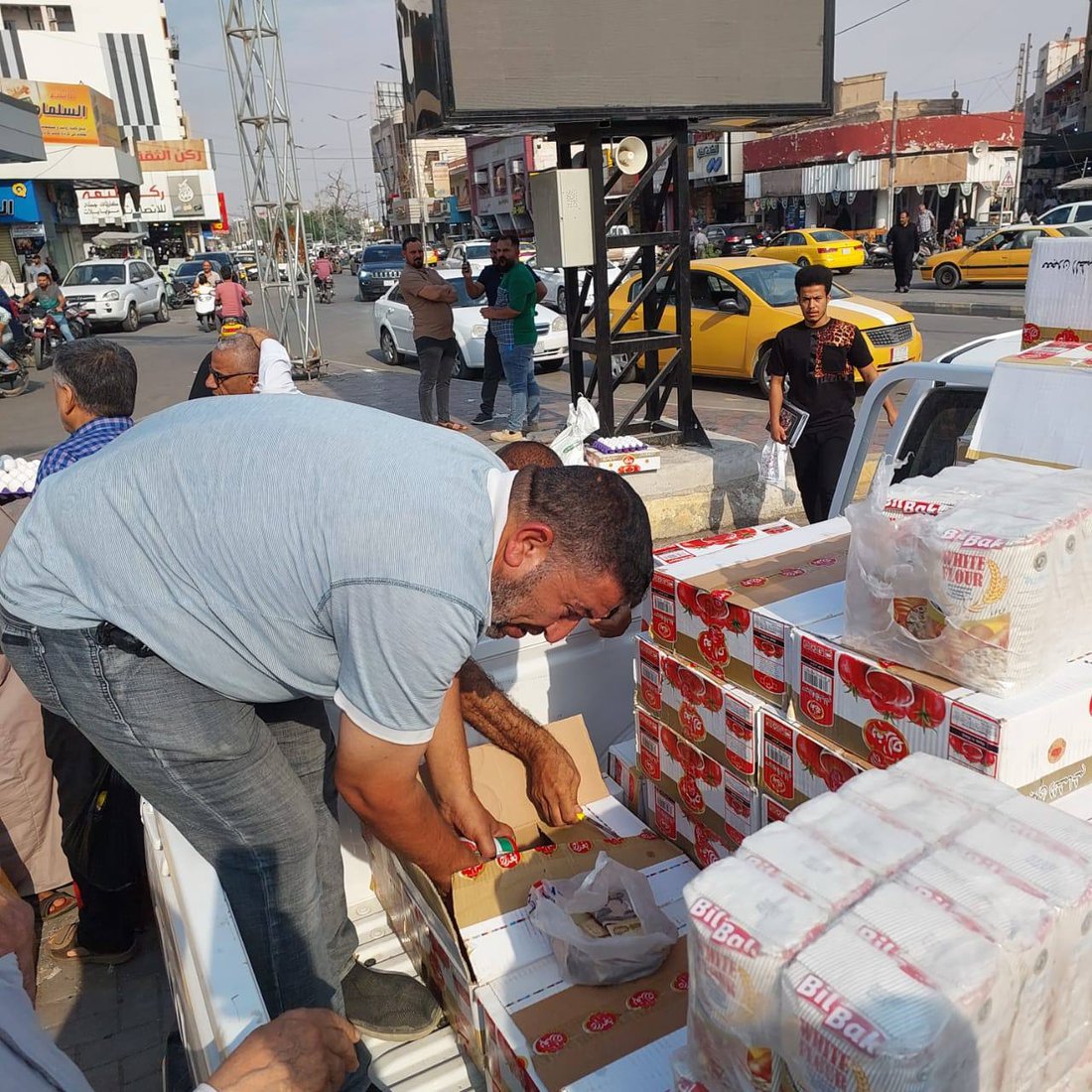 صور: بيض ودجاج ومعجون “بلاش” وسط الكوت.. سيارات وزارة التجارة بدأت البيع