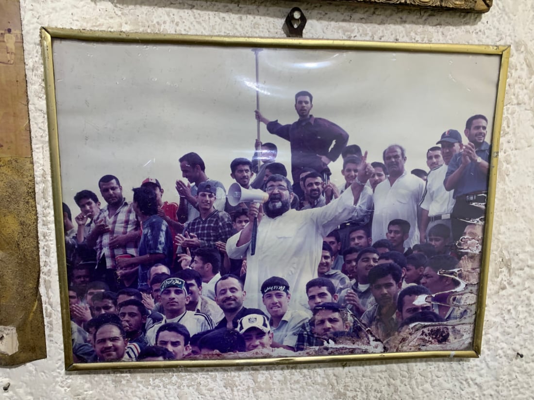 سطور من حياة عميد الزورائيين الراحل في كربلاء وصور من المقهى الشهير في العباسية